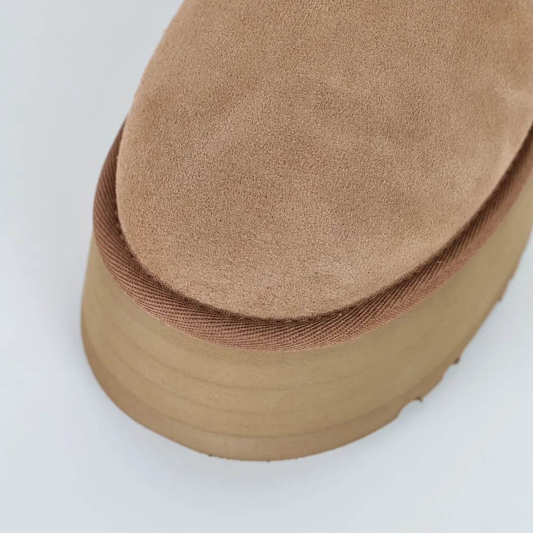 Pick up locally 💰600 Core recommended good price It is a very suitable choice for home furnishings. In the new year, uug launched a series of styles, which are partial to the preferences of young consumers and have also moved to the forefront of fashion trends. Shoe body material: water-repellent coated suede upper, 17 mm UGGPURE™ implantable wool insole, lightweight non-slip and comfortable rubber outsole, with brand LOGO and trademark, with full packaging Size: 35 36 37 38 39 40